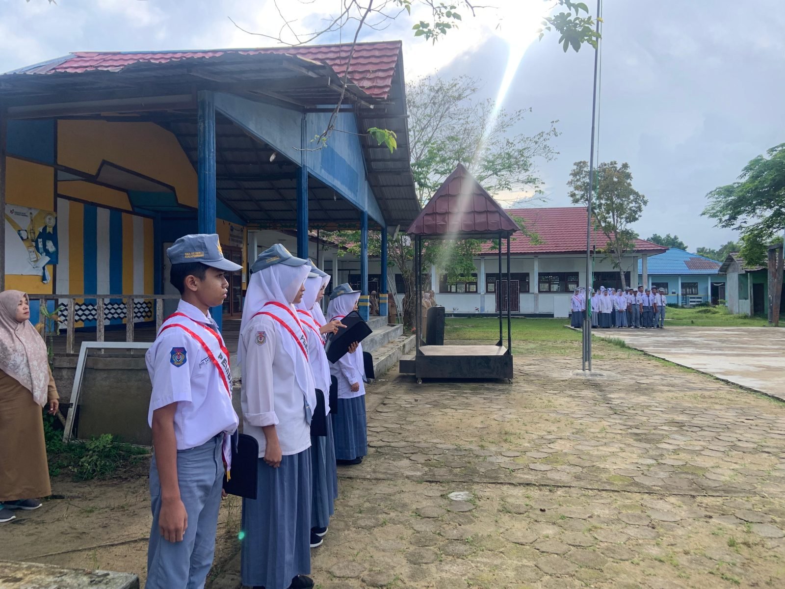 Pelaksanaan Upacara Bendera dan Penyampaian Amanat Pembina Upacara di SMAN 2